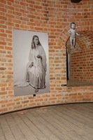 XXL, 2006, 200 × 120 ir 85 × 40, fotografija, plastikas, siūlai, švytintys tamsoje, siuvinėjimas.